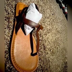 New thong sandals, brown